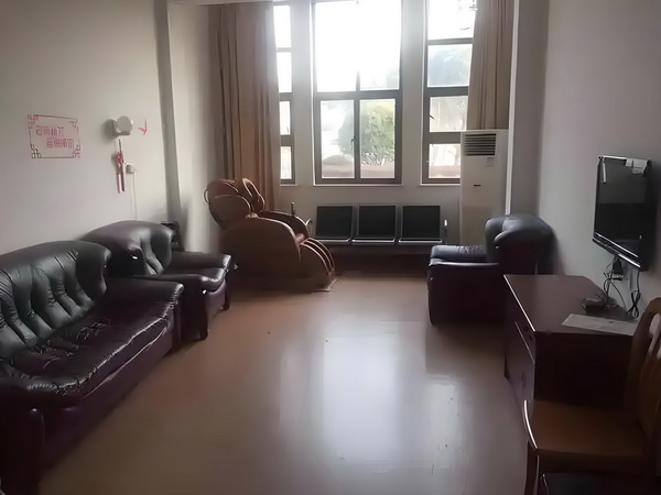 53岁朱茵住山里开破车？